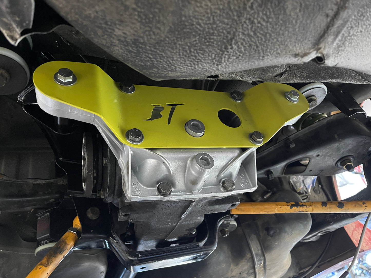 E36 Diff brace